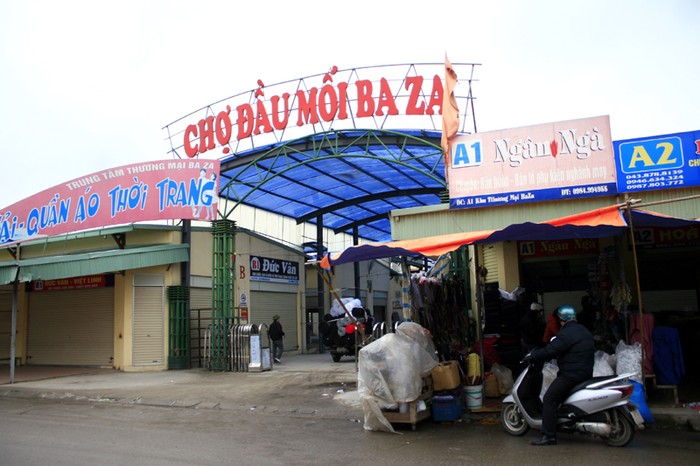 Chợ Baza, Ninh Hiệp, Gia Lâm, Hà Nội được biết đến là khu chợ hoành tráng hình thành năm 2009 từ dự án khu đô thị Baza.